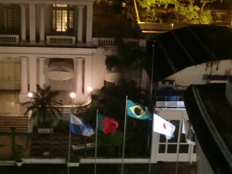 未明にリオデジャネイロ港に着いた。ブラジル国旗と日本国旗が見えた。