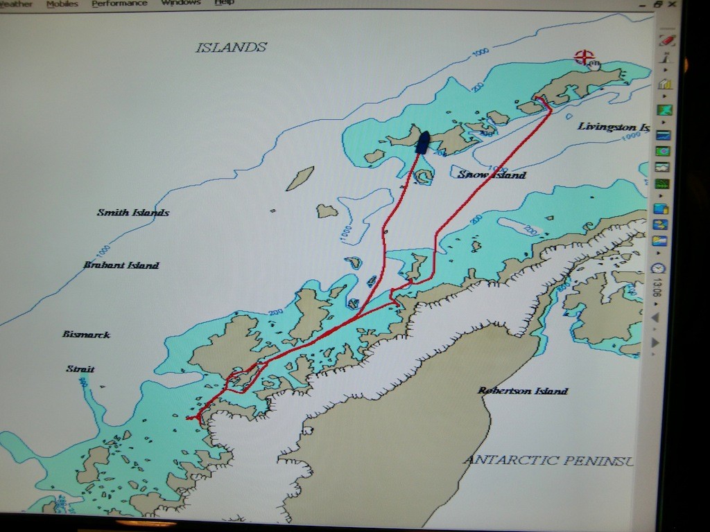 これから上陸するリビングストン島のハナポイントまでの航跡が示されていた