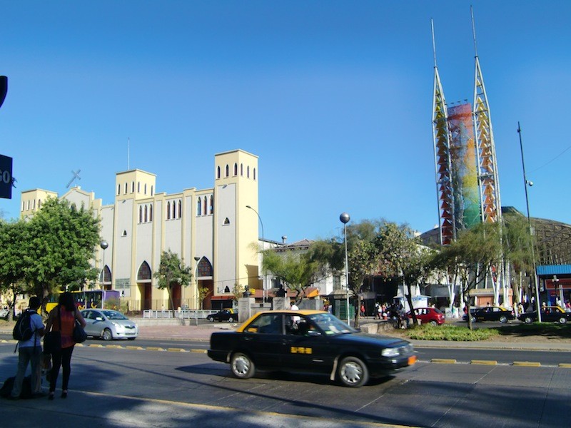 左側の白い教会の上の十字架が斜めに設置されている