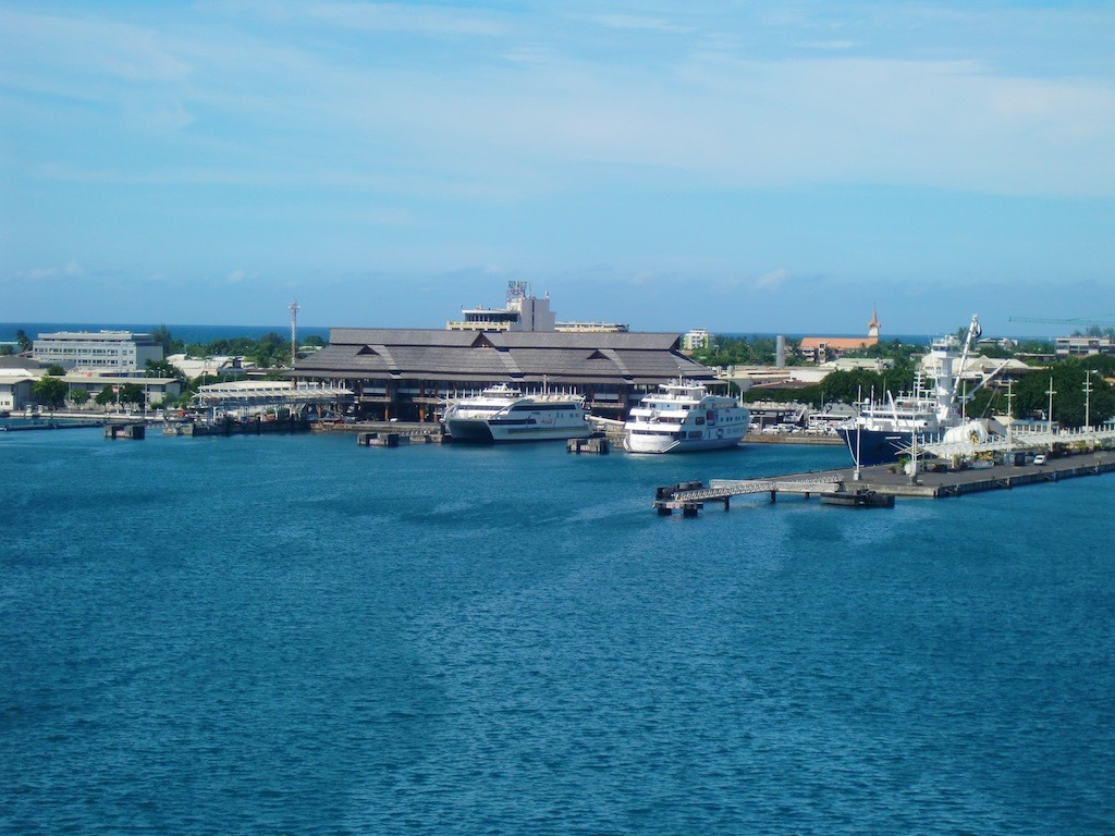 モーレア島等へのフェリー乗場と建物