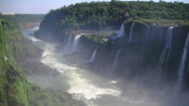 滝壺から下流のイグアス川