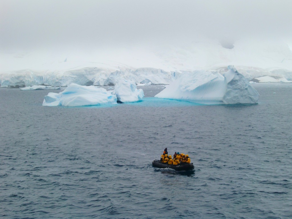 南極大陸に上陸して、船に戻ってくる乗客たち