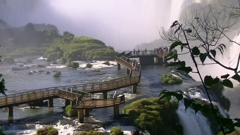 滝の1段目と２段目の間の平らな岩の上に遊歩道が設置されている