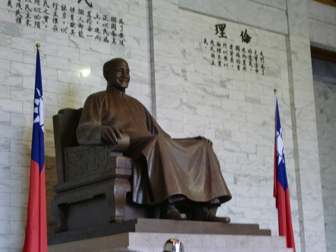 中正紀念堂の中にある蒋介石像
