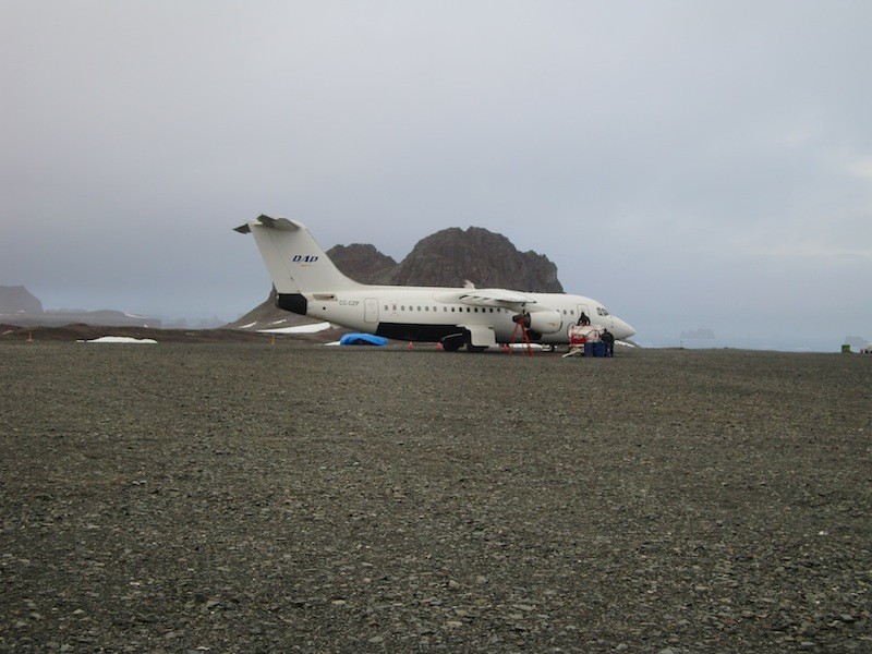 キング・ジョージ島の空港はチリの基地の中：軍の設備は撮影できない