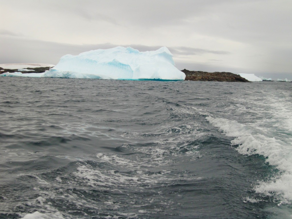 大きな氷山を見ながら、アルゼンチン島を離れる