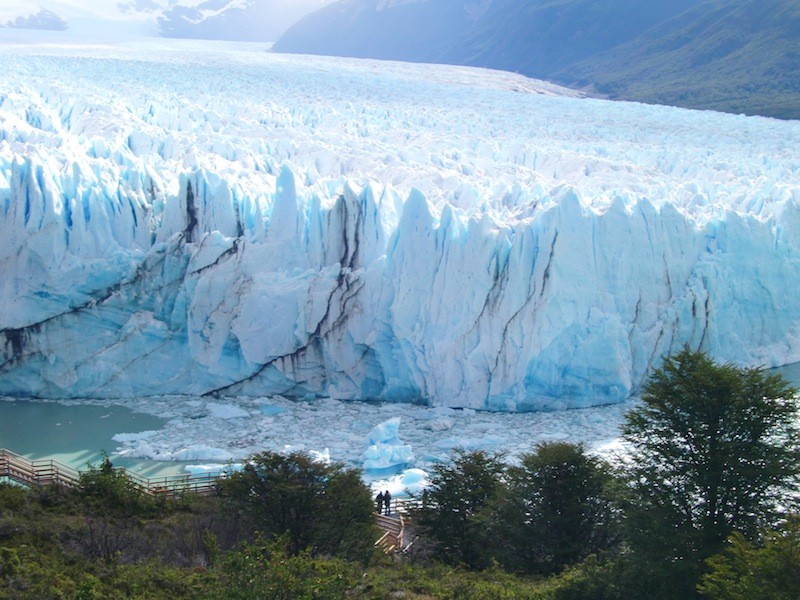 氷河の先端に比べれば、２人の観光客が小さく見える