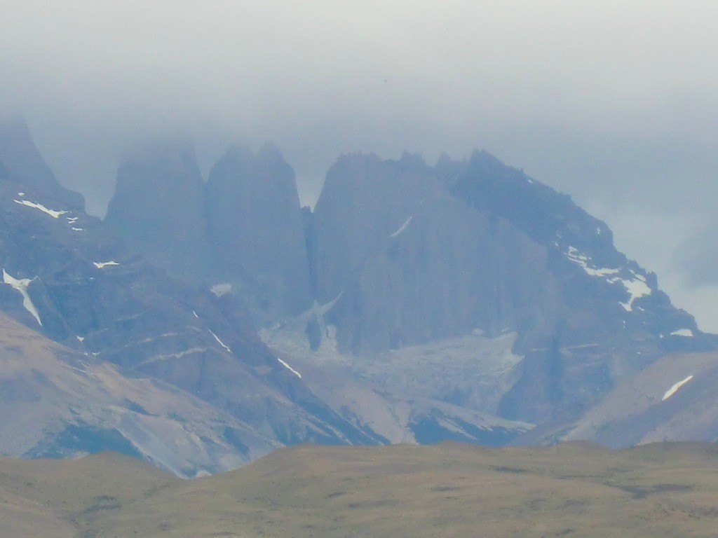 国立公園の名前の由来になった3本の岩峰トーレス・デル・パイネ（パイネの塔）が見えた