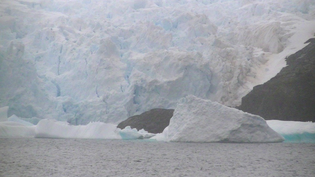 上陸地点の周囲は、分厚い氷床と氷山