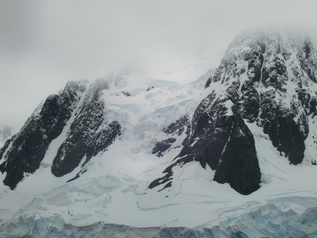 山からずり落ちる氷床（氷河）をズームアップ