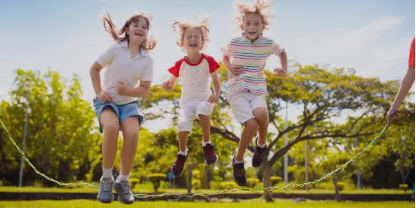 Foto: Hüpfende Kinder