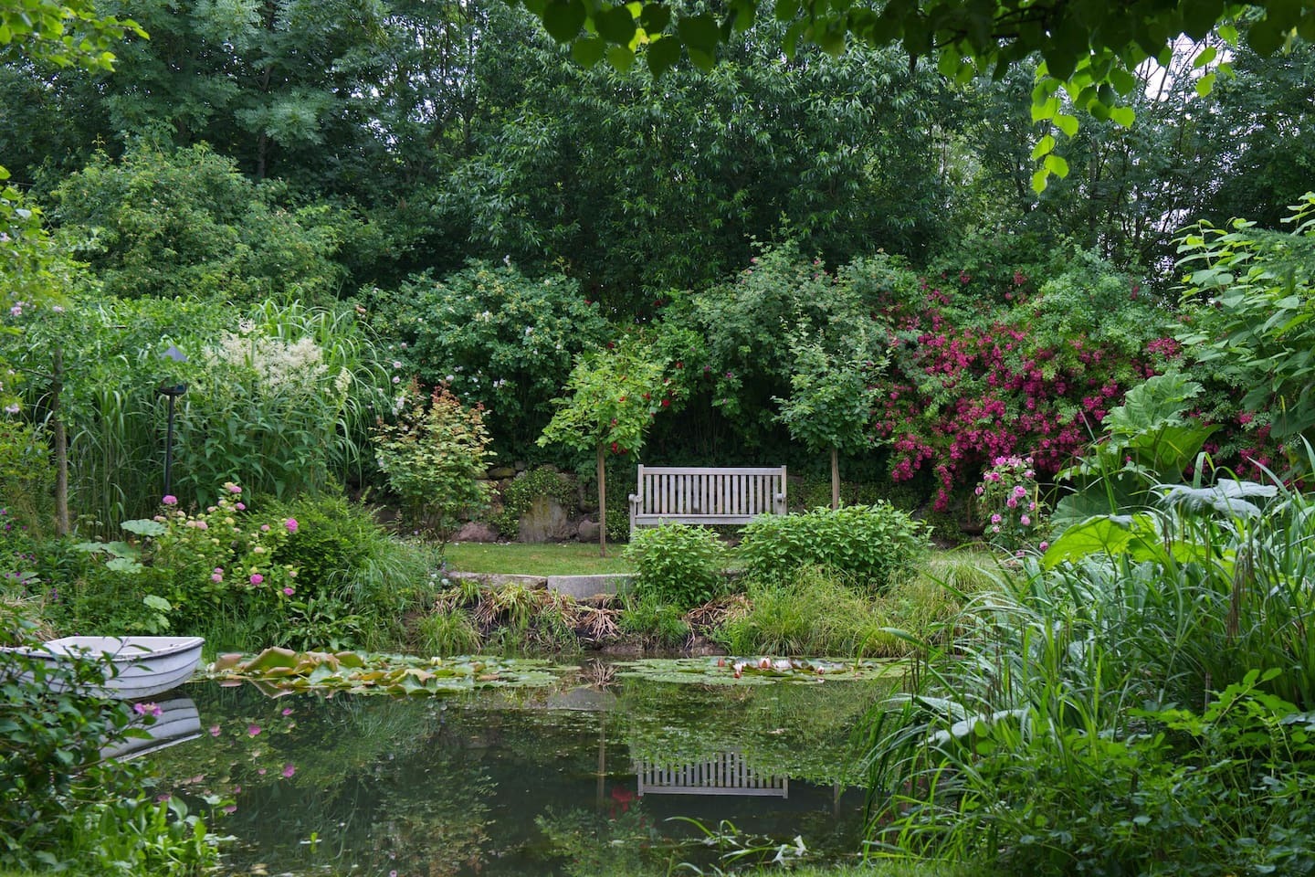 Zum Ausruhen gibt es wirklich viel Gelegenheit.Hier am Teich-