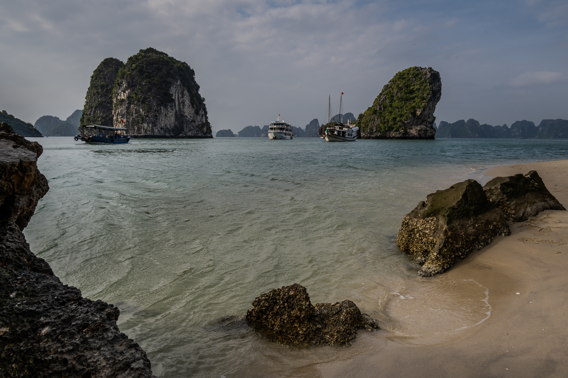 Im privaten Boot durch die Halong Bay