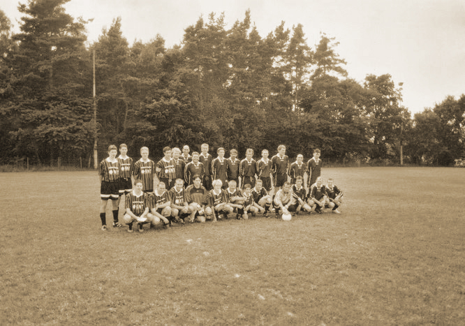 "Homines sumus, non dei!" (after a tough loss): My B-Team is playing in Offenbach near Frankfurt, I´m the guy sitting on the left, yellow shoes!