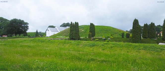 UNESCO-Weltkulturerbe Jelling: Durchwandert Ihr das überraschend weitläufige Areal, atmet Ihr Geschichte. Dieser Ort war bereits in der Bronzezeit ein bedeutungsvoller Ort - im 10. Jahrhundert kam schließlich eine ganz besondere Stein-Gravur ins Spiel...