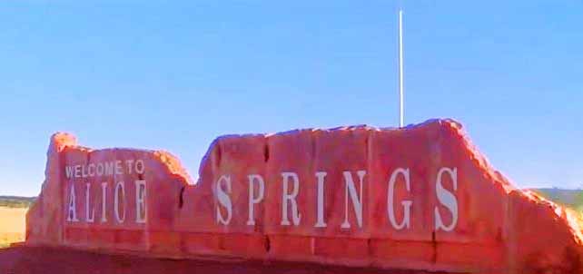Tor zum Outback: Alice Springs, Northern Territory - 23° 42′ 0″ S, 133° 48′ 0″ E