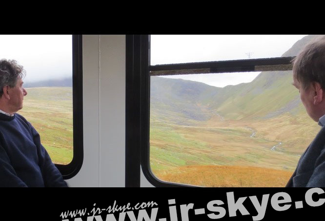 Per "Snowdon Mountain Railway" hinauf zum Mount Snowdon himself. Links Patrick aus Irland (Republik), rechts Cadoc aus Porthmadog (Eifionydd, Gwynedd)...  