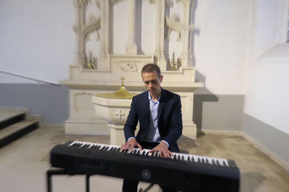 Chanteuse interprétant un psaume lors d’une messe de mariage à l’église de Rueil-Malmaison