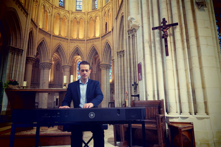 Messe d’enterrement à Montmorillon et Loudun (Vienne 86) : duo piano-voix intervenant avec matériel autonome pour une prestation adaptée aux chapelles et églises rurales.