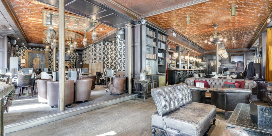 Duo piano-voix au Sir Winston à Paris 1er, accompagnant cocktails et soirées privées avec élégance et subtilité.