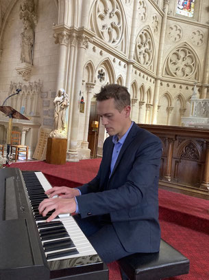 Animation liturgique funérailles Normandie, chant obsèques Darnétal, pianiste funèbre Notre-Dame-de-Bondeville, cérémonie inhumation Le Mesnil-Esnard, duo sacré Bonsecours, voix chrétienne Franqueville-Saint-Pierre, accompagnement spirituel, méditation