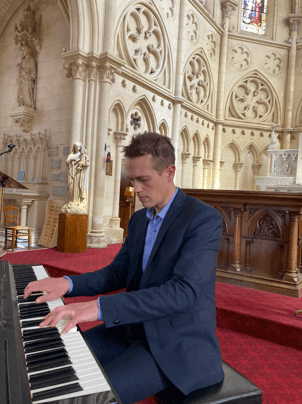Voix féminine et piano acoustique pour un service funéraire au crématorium de Sées, accompagnement musical discret et élégant.