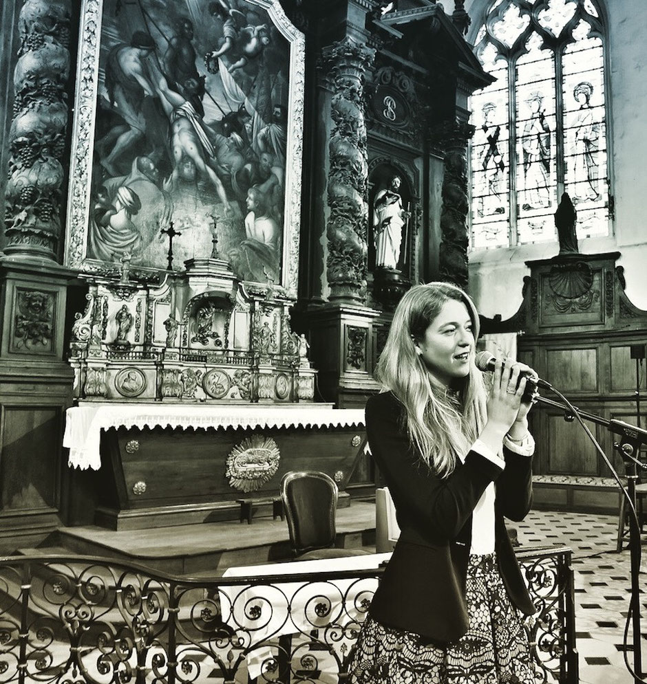 Chanteuse et pianiste lors d’obsèques dans le Bessin, accompagnement musical apaisant pour une cérémonie empreinte de sérénité. 🤍🎶