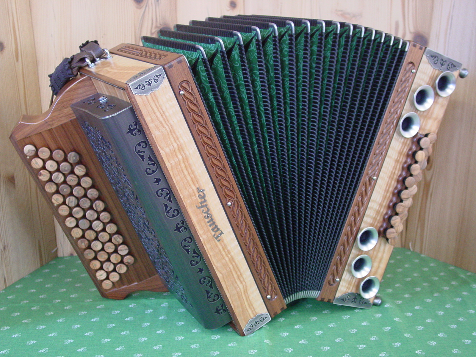 Esche ( ruhig- liegend ) mit Altsilberbeschlägen und Olivenholz- Knöpfen