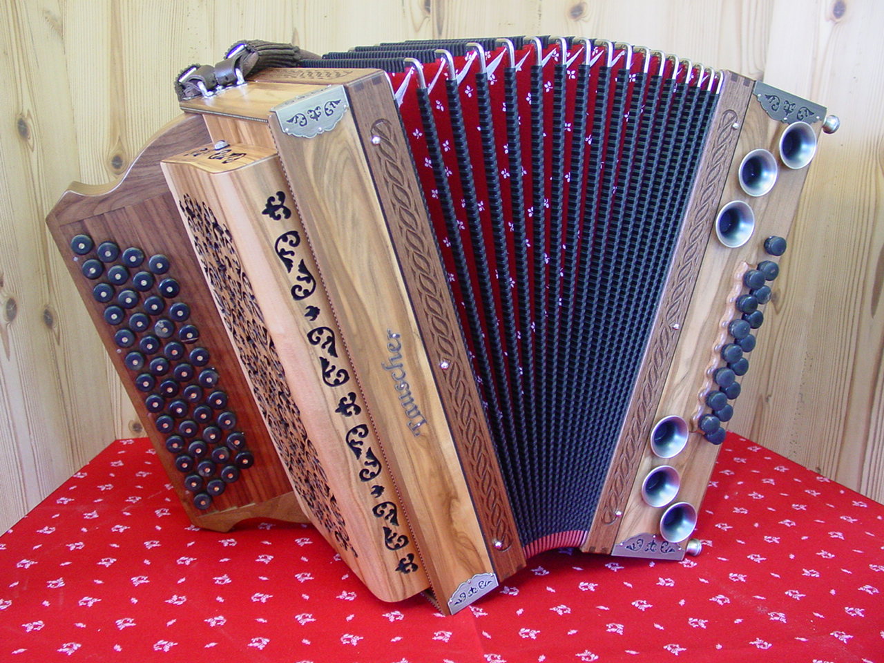 Satin Nuss mit Altsilberbeschlägen,Holzverdeck und Büffelhornknöpfen