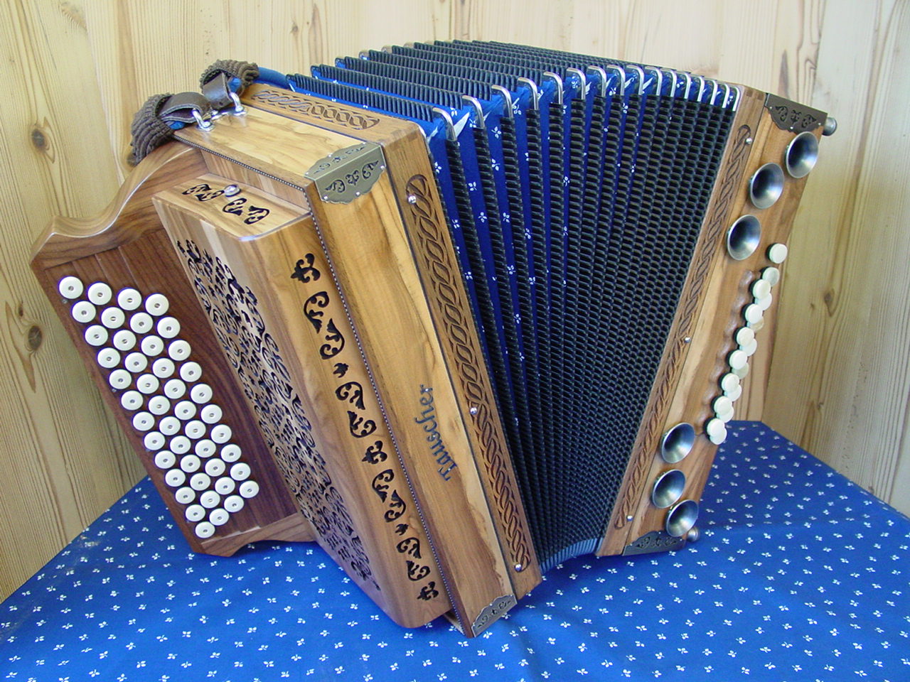 Satin Nuss mit Altsilberbeschlägen,Holzverdeck und Hornknöpfen