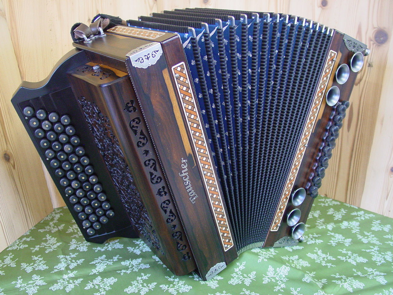 Ziricote mit Altsilberbeschlägen, Holzverdeck und Hornknöpfen 50/19