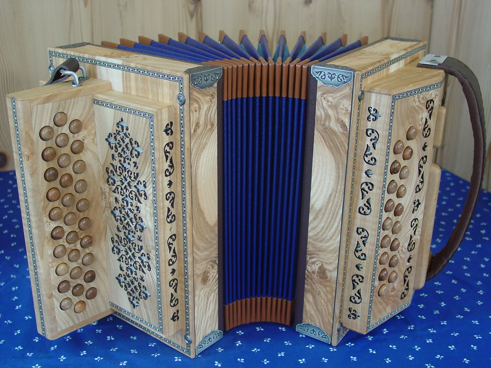 Modell Luxus/ Esche mit Natur- Balgrahmen und Altsilberbeschlägen