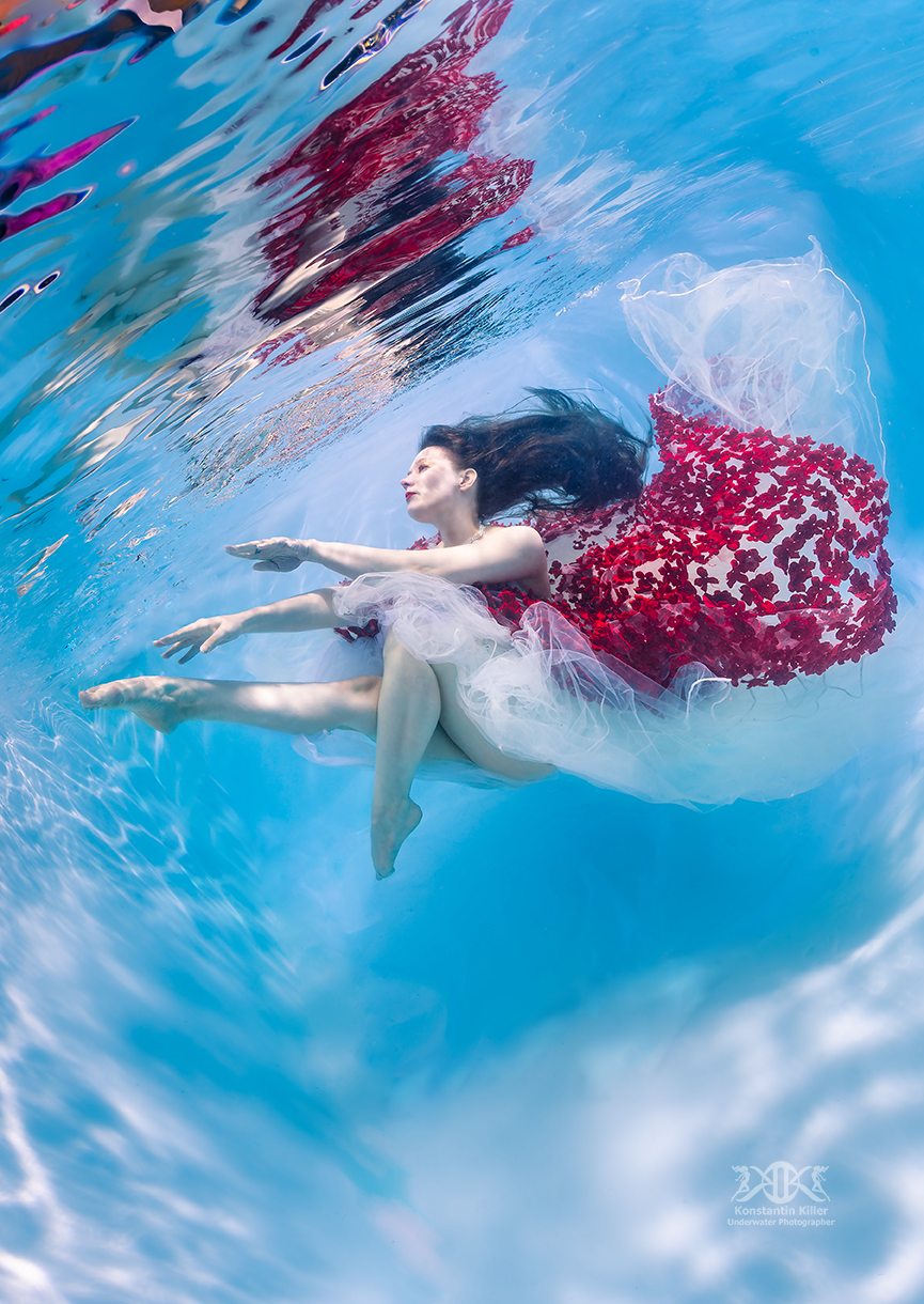 (C) Foto: Konstantin Killer, Unterwasser Model-Shooting im Pool, Fashionshooting unter Wasser 