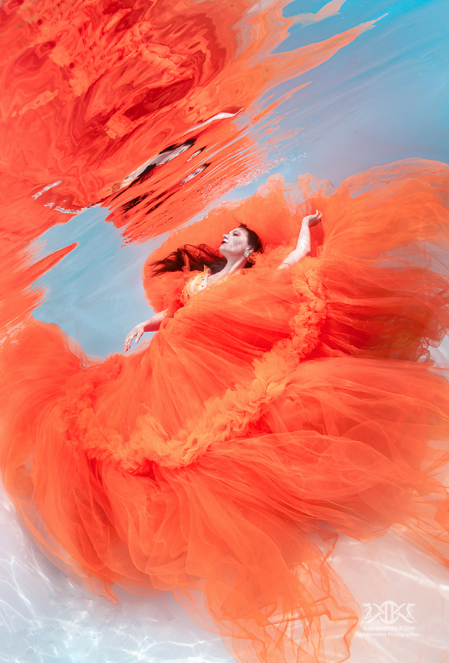 (C) Foto: Konstantin Killer, Unterwasser Model-Shooting im Pool, Fashionshooting unter Wasser 