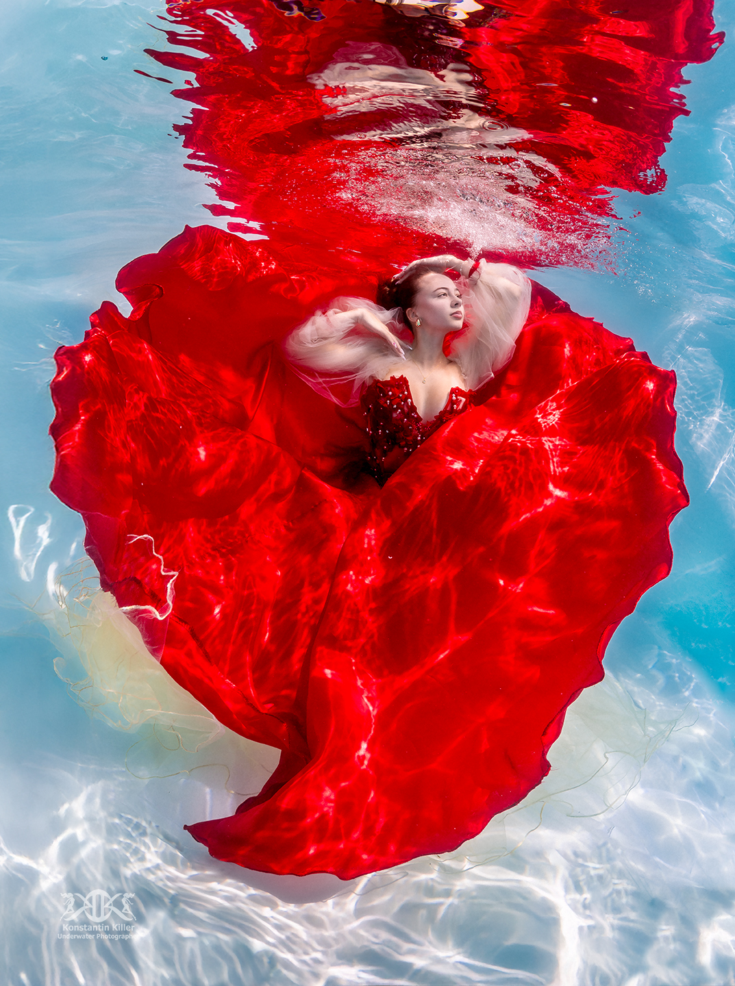 (C) Foto: Konstantin Killer, Unterwasser Model-Shooting im Pool, Fashionshooting unter Wasser 