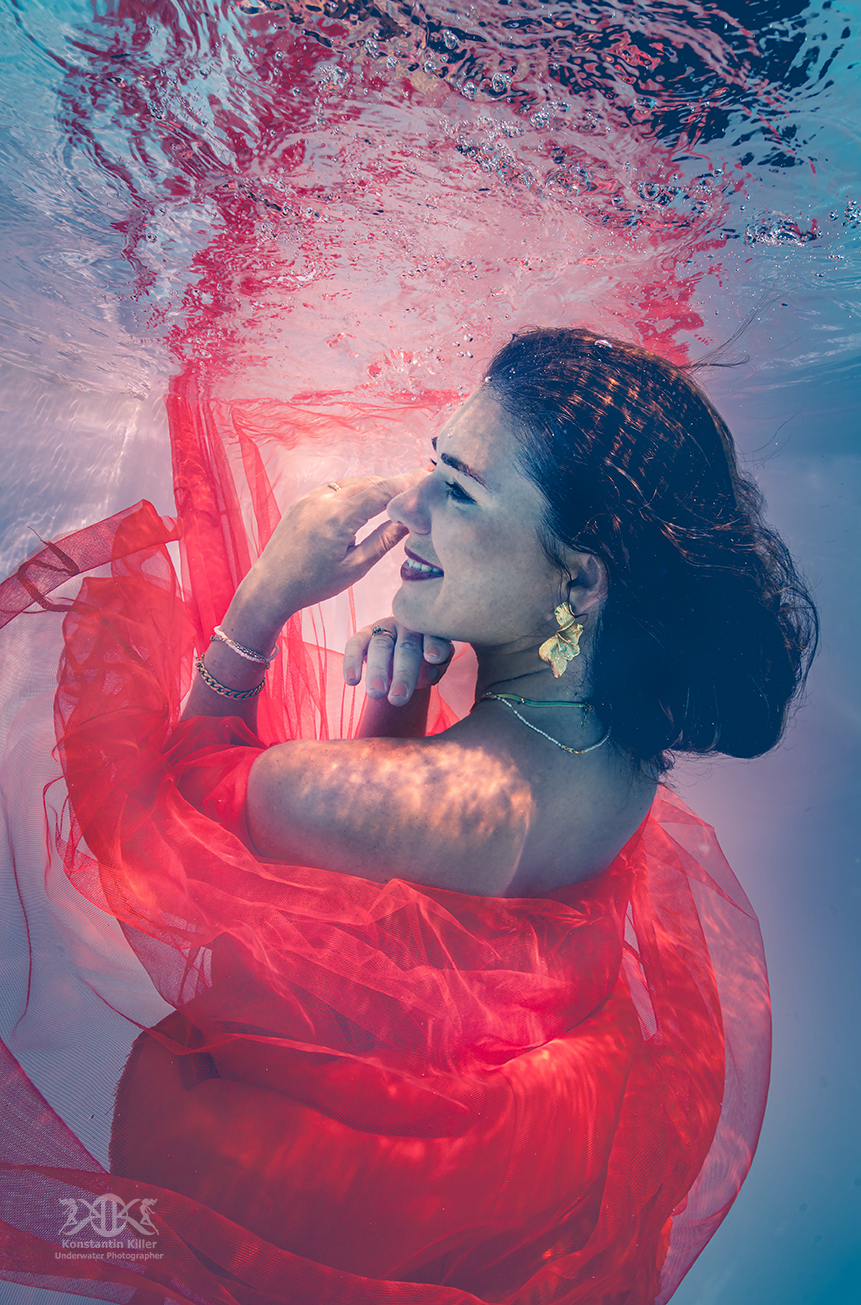 (C) Foto: Konstantin Killer, Unterwasser Model-Shooting im Pool, Fashionshooting unter Wasser 