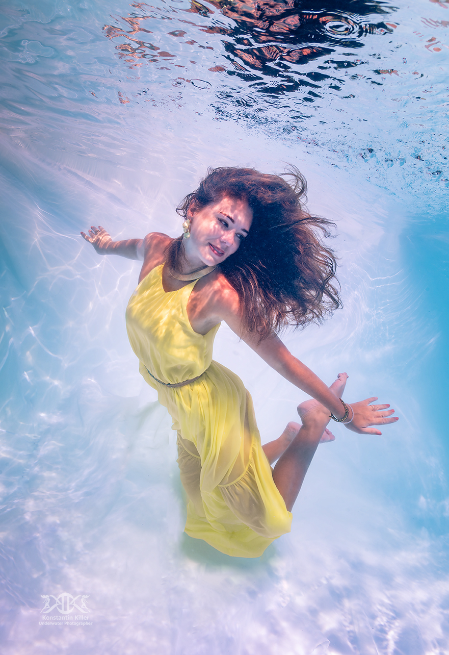 (C) Foto: Konstantin Killer, Unterwasser Model-Shooting im Pool, Fashionshooting unter Wasser 
