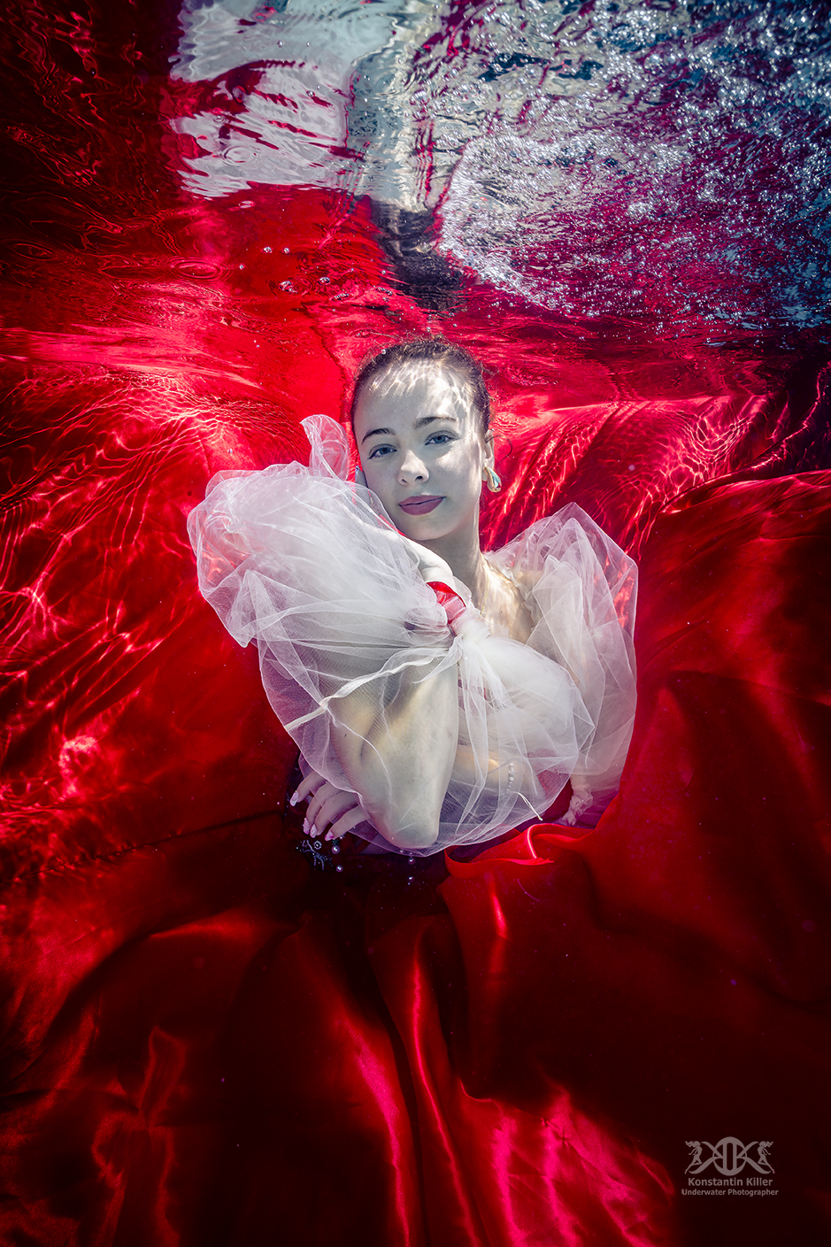 (C) Foto: Konstantin Killer, Unterwasser Model-Shooting im Pool, Fashionshooting unter Wasser 