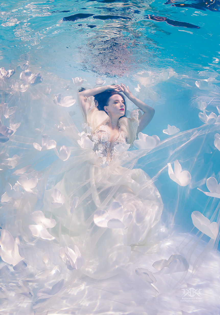 (C) Foto: Konstantin Killer, Unterwasser Model-Shooting im Pool, Fashionshooting unter Wasser 
