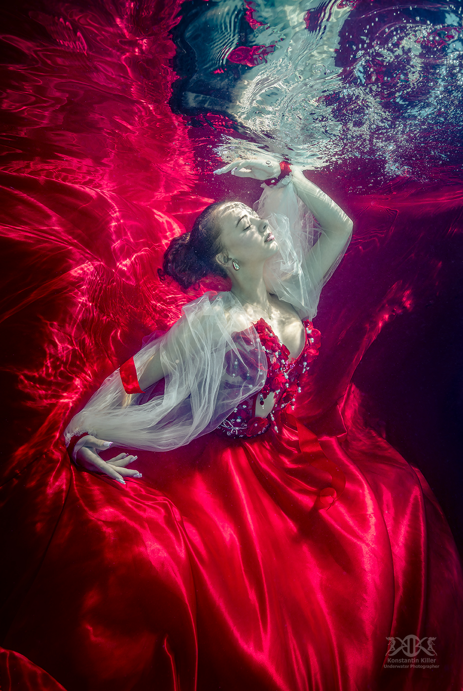 (C) Foto: Konstantin Killer, Unterwasser Model-Shooting im Pool, Fashionshooting unter Wasser 