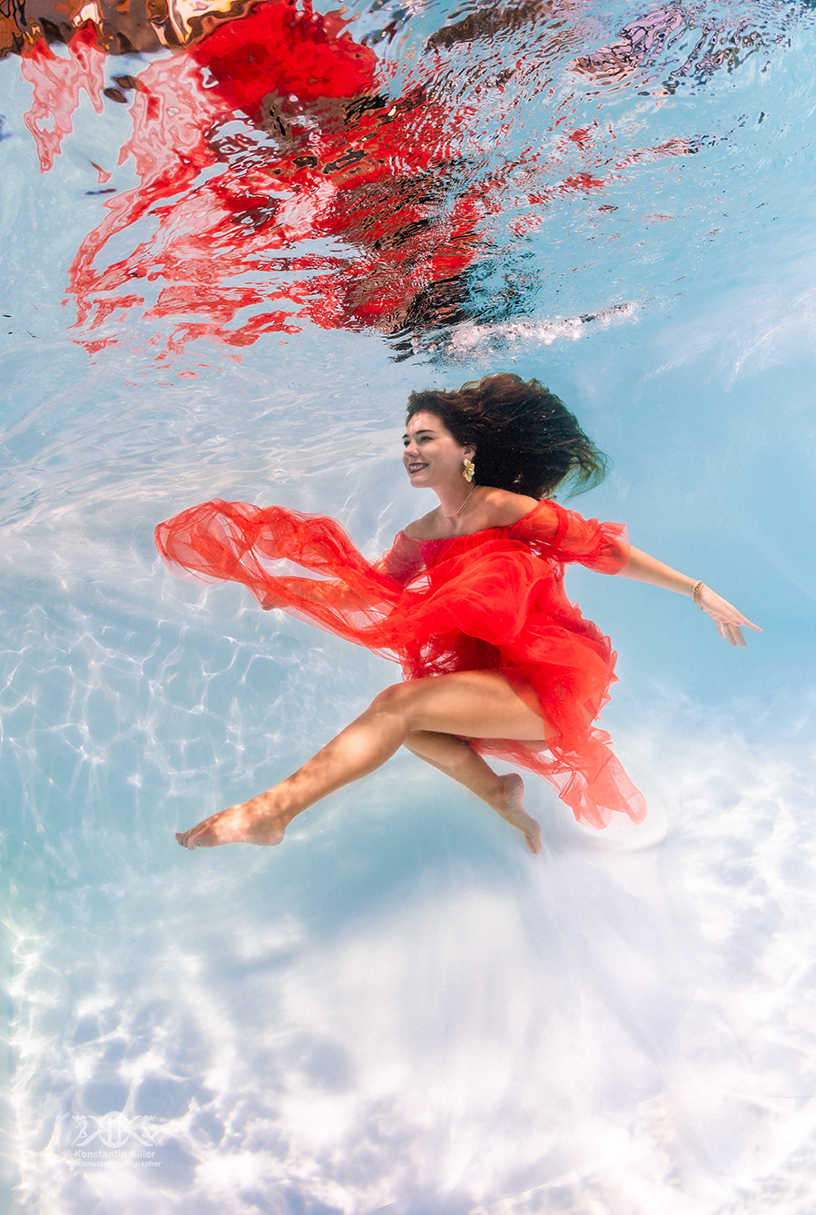 (C) Foto: Konstantin Killer, Unterwasser Model-Shooting im Pool, Fashionshooting unter Wasser 