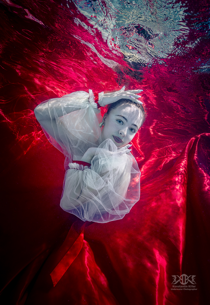 (C) Foto: Konstantin Killer, Unterwasser Model-Shooting im Pool, Fashionshooting unter Wasser 
