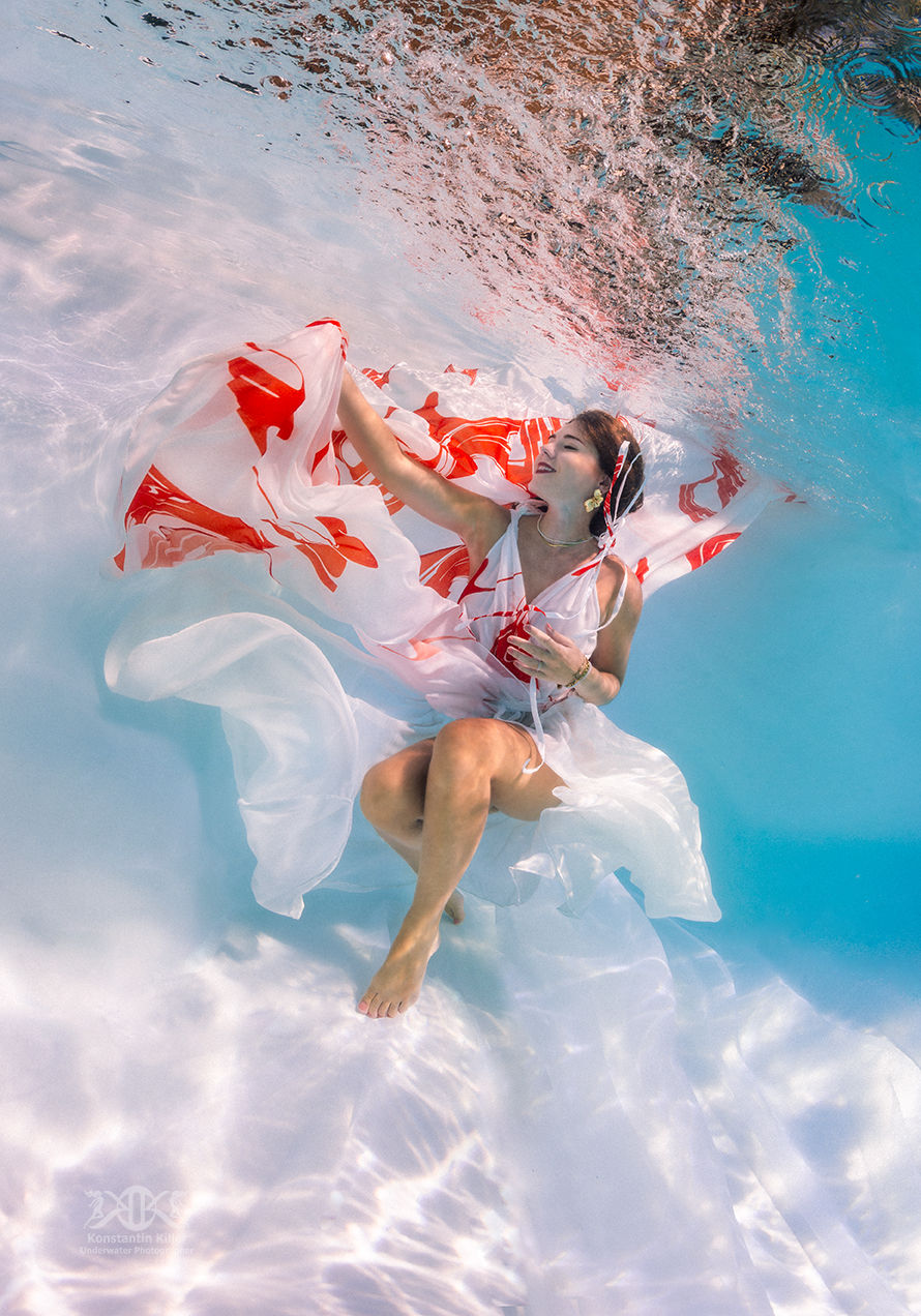 (C) Foto: Konstantin Killer, Unterwasser Model-Shooting im Pool, Fashionshooting unter Wasser 