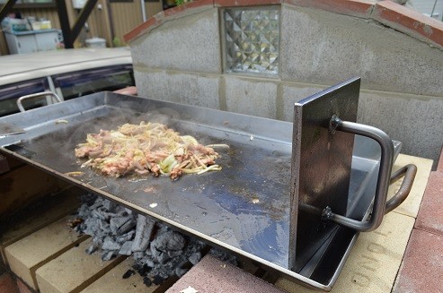 お祭り屋台サイズ専用コンロ 　鉄板　BBQ　鉄板焼き　ホルモン焼き　かまど　自作　オサエちゃん　極厚鉄板　レシピ　角型鉄板　キャンプ　レンガ　手作り