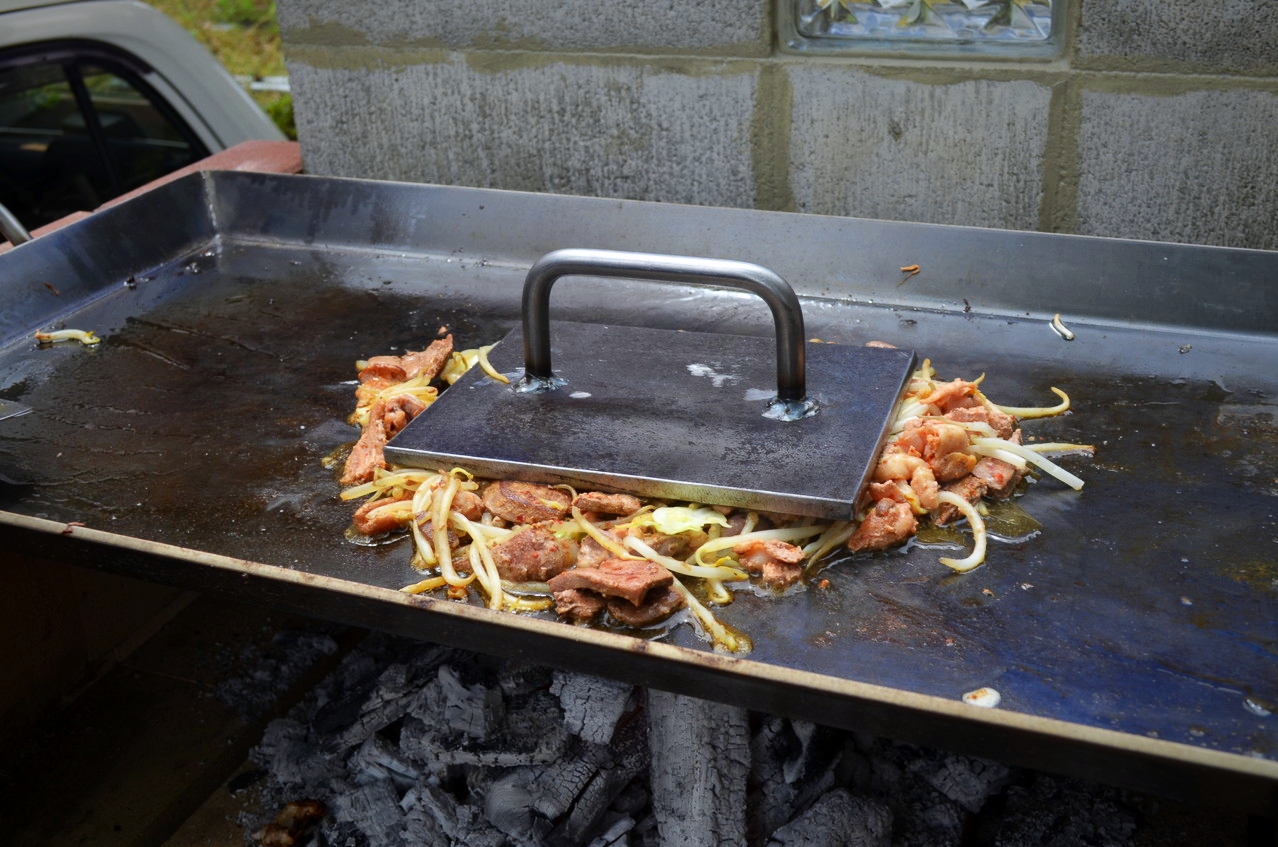 アウトドア派の鉄板プレス料理 業務用鉄板 q鉄板の昭和屋工業