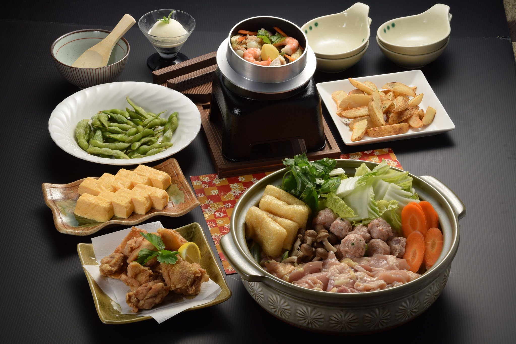 ①お鍋と釜飯（お鍋：水炊き／釜飯）※現在釜飯を炊き込みご飯に変更してご提供しております。