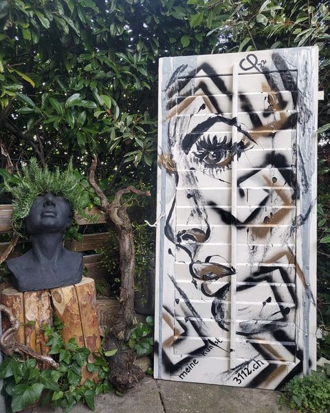 Kunst mal anders: "Alter Fensterladen" CP´22 in 60x130cm, Acryl auf Holz und Lamellen, Schwarz+Gold+Silber, Spraying (Preis auf Anfrage)