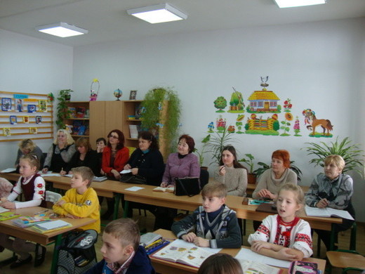 З цієї фотографії видно - урок був цікавим не тільки для учнів...