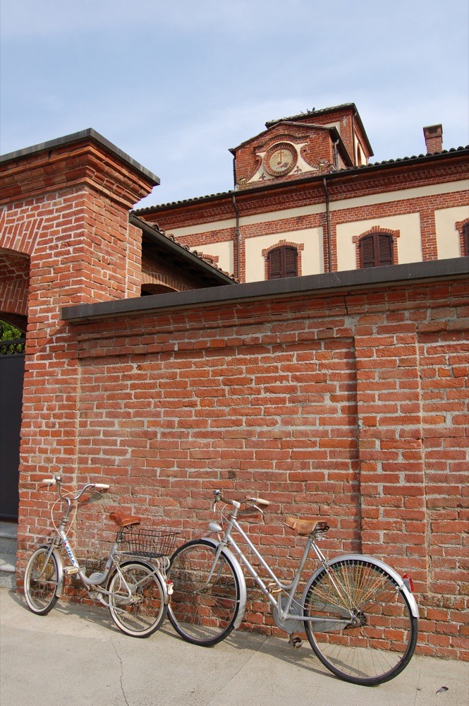 le bici degli abitanti di Castelspina che vengono a messa la mattina