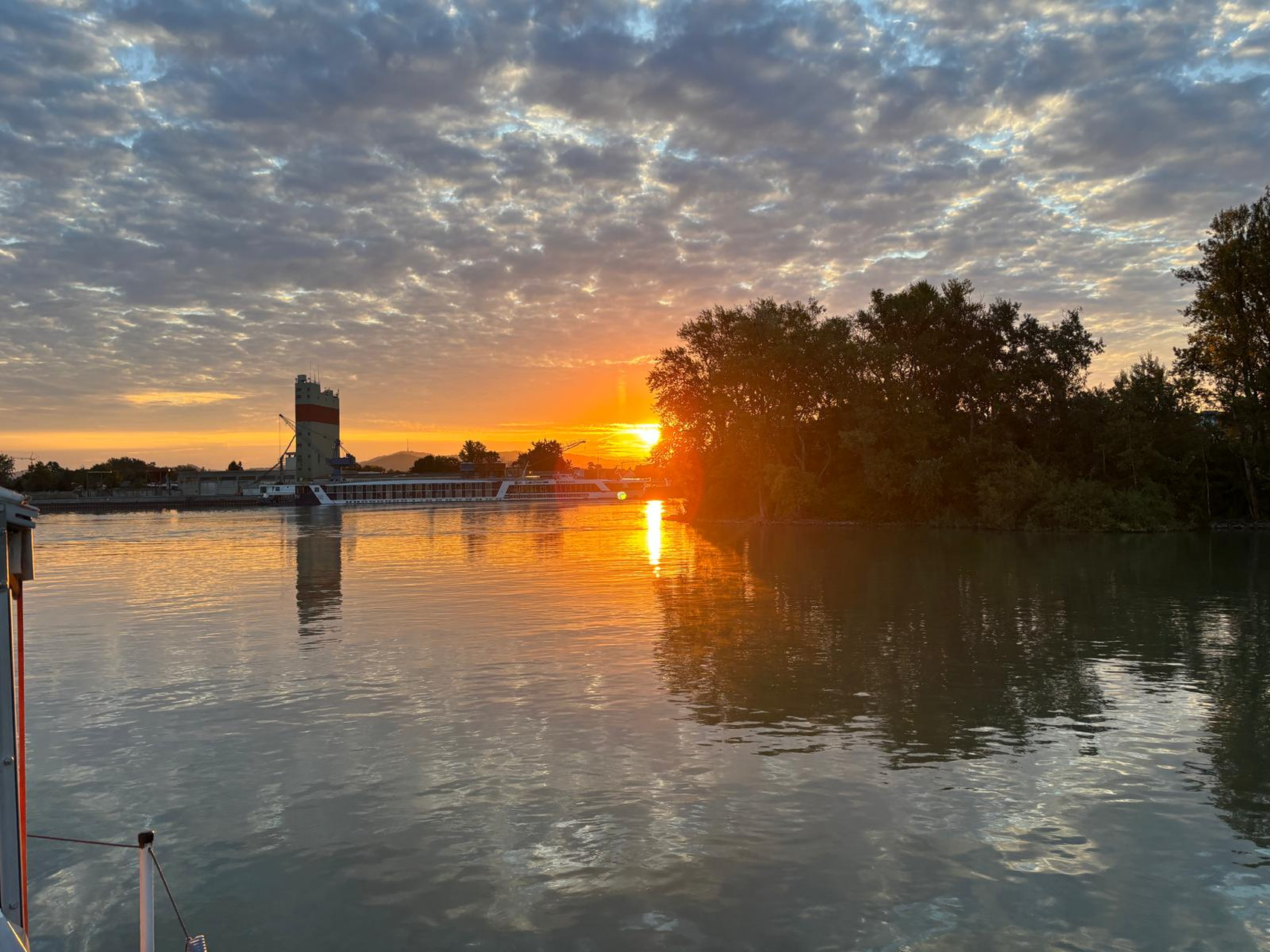 Sonnenaufgang über dem Güterhafen Breisach am Rhein  (© 07.08.2025 Saskia G.)